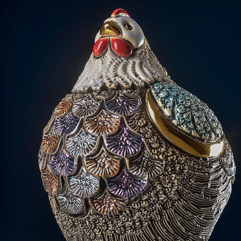 De Rosa The Families Collection shop from Bella Casa Gift, photo from the front, a detailed portrayal of a hen.